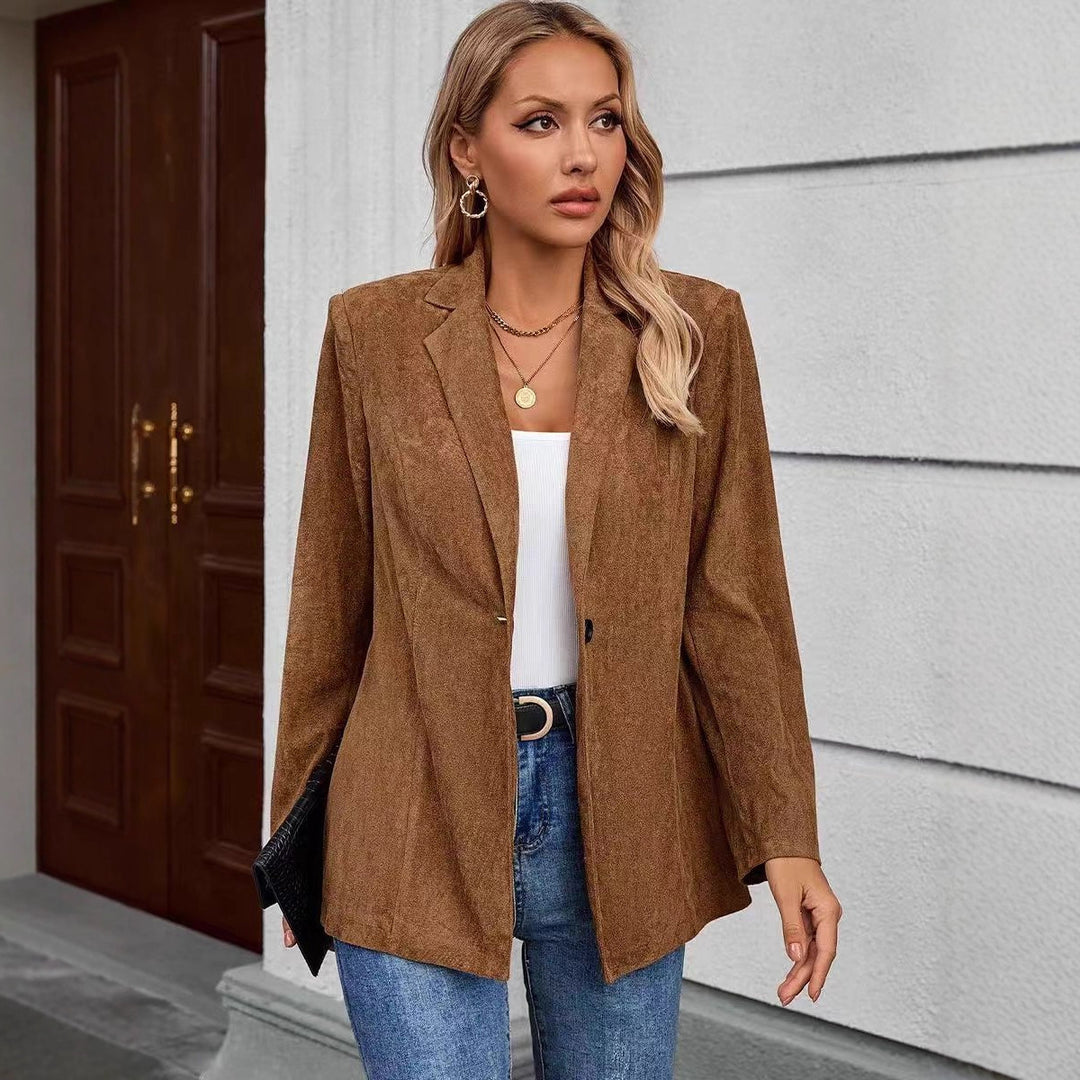 Kvinnors eleganta kavaj gjord av sammetsmjukt tyg med en texturerad yta Mirla-Eva Jonsson