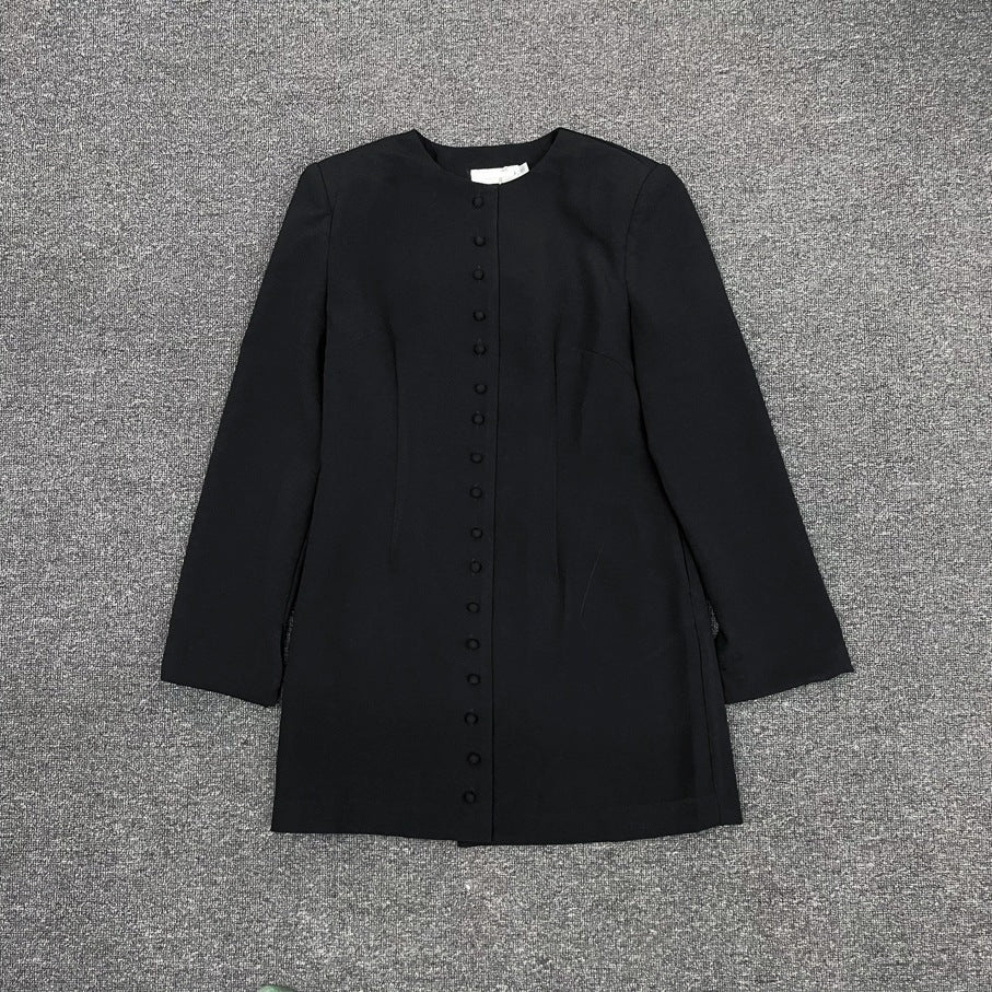Kvinnors eleganta kavaj med knäppning och minimalistisk silhuett Mirla-Eva Jonsson