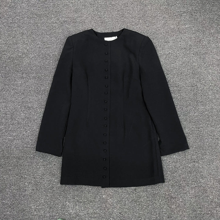 Kvinnors eleganta kavaj med knäppning och minimalistisk silhuett Mirla-Eva Jonsson