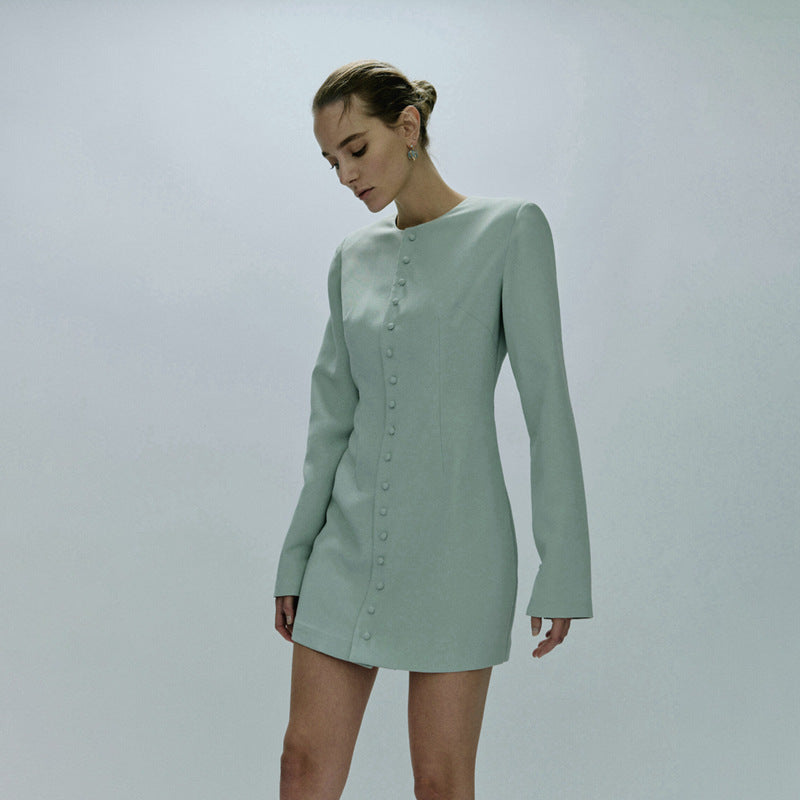 Kvinnors eleganta kavaj med knäppning och minimalistisk silhuett Mirla-Eva Jonsson