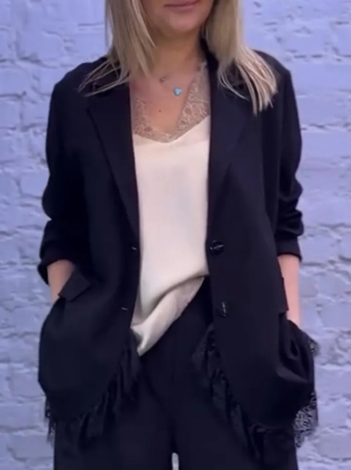 Kvinnors eleganta kavajjacka med spetsdetaljer Mirla-Eva Jonsson