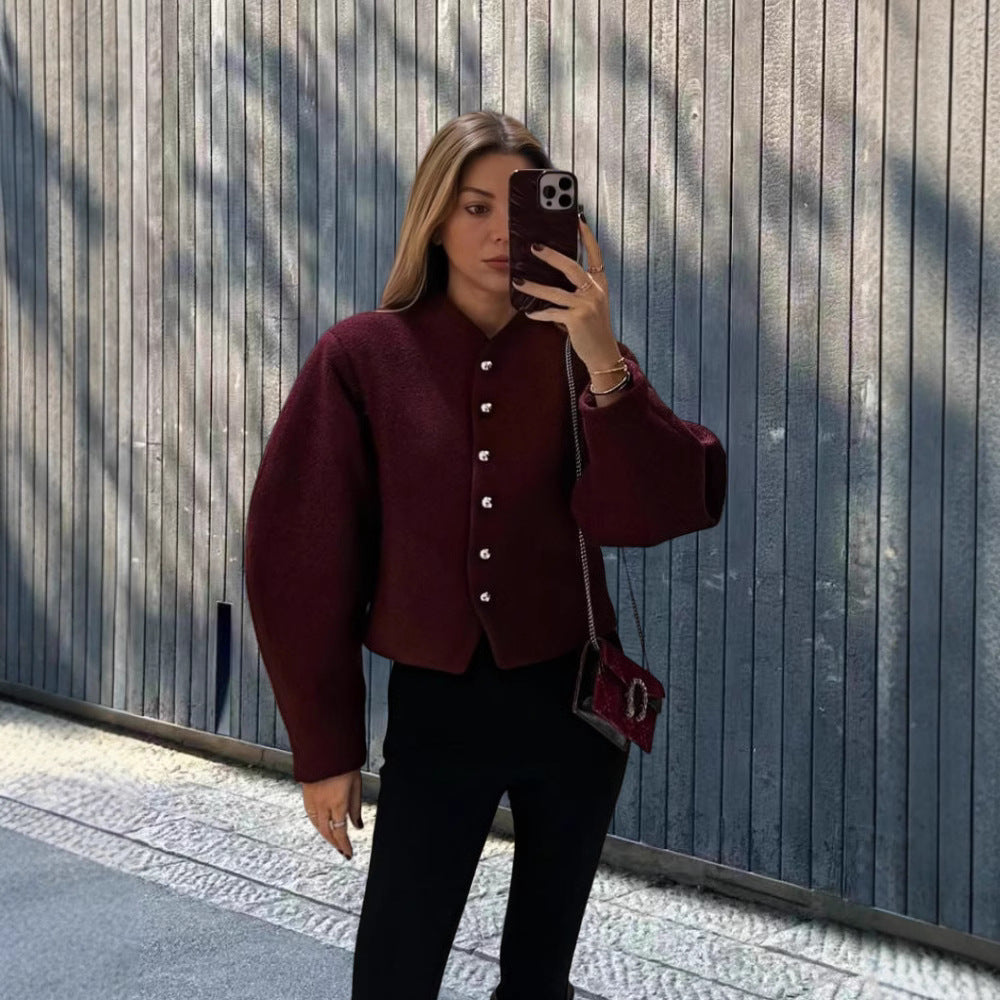Kvinnors eleganta korta jacka med stiliga knappar och voluminösa ärmar Mirla-Eva Jonsson