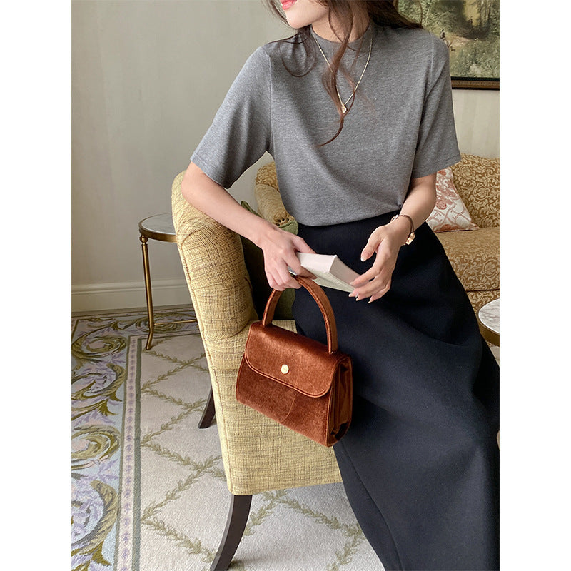 Kvinnors eleganta kortärmad T-shirt med hög krage Mirla-Eva Jonsson