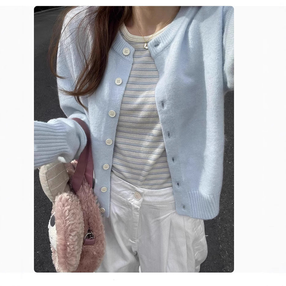 Kvinnors eleganta kortärmad cardigan med knapppdetaljer och fin väv Mirla-Eva Jonsson