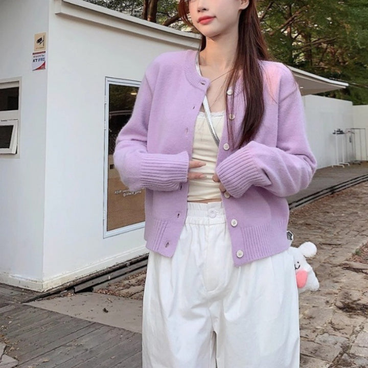 Kvinnors eleganta kortärmad cardigan med knapppdetaljer och fin väv Mirla-Eva Jonsson