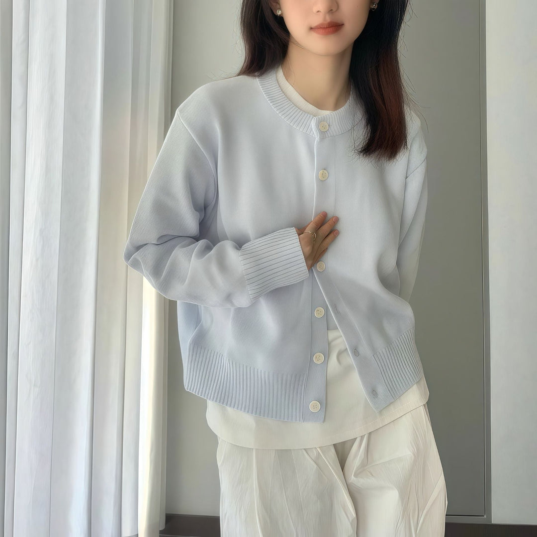 Kvinnors eleganta kortärmad cardigan med knapppdetaljer och fin väv Mirla-Eva Jonsson