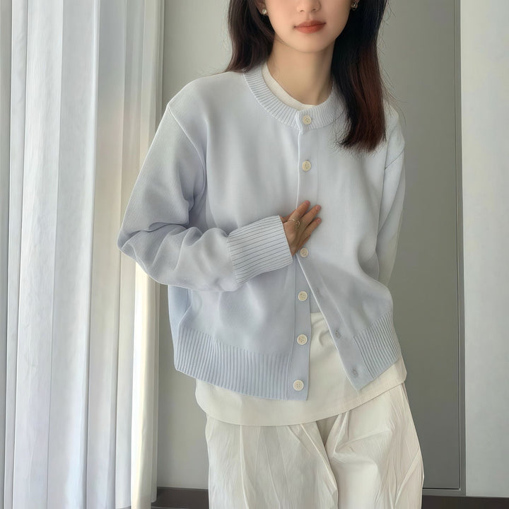 Kvinnors eleganta kortärmad cardigan med knapppdetaljer och fin väv Mirla-Eva Jonsson
