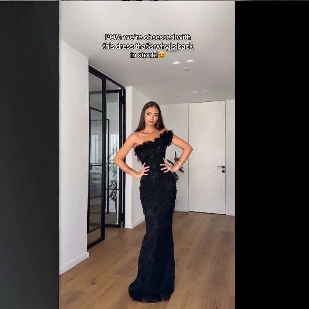 Kvinnors eleganta kvällsklänning med blommig detalj och off-shoulder design-Eva Jonsson