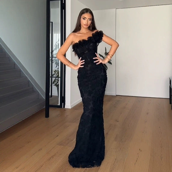 Kvinnors eleganta kvällsklänning med blommig detalj och off-shoulder design-Eva Jonsson