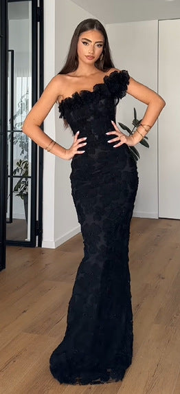 Kvinnors eleganta kvällsklänning med blommig detalj och off-shoulder design-Eva Jonsson