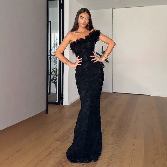 Kvinnors eleganta kvällsklänning med blommig detalj och off-shoulder design-Eva Jonsson