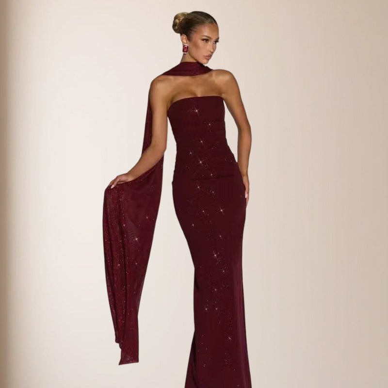 Kvinnors eleganta kvällsklänning med glittrande paljetter och off-shoulder design-Eva Jonsson