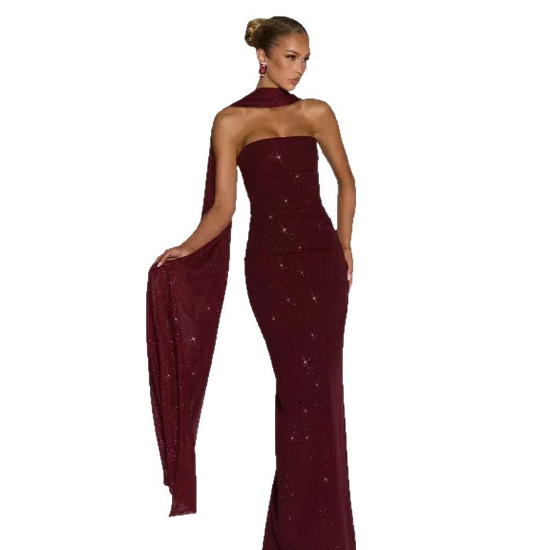 Kvinnors eleganta kvällsklänning med glittrande paljetter och off-shoulder design-Eva Jonsson