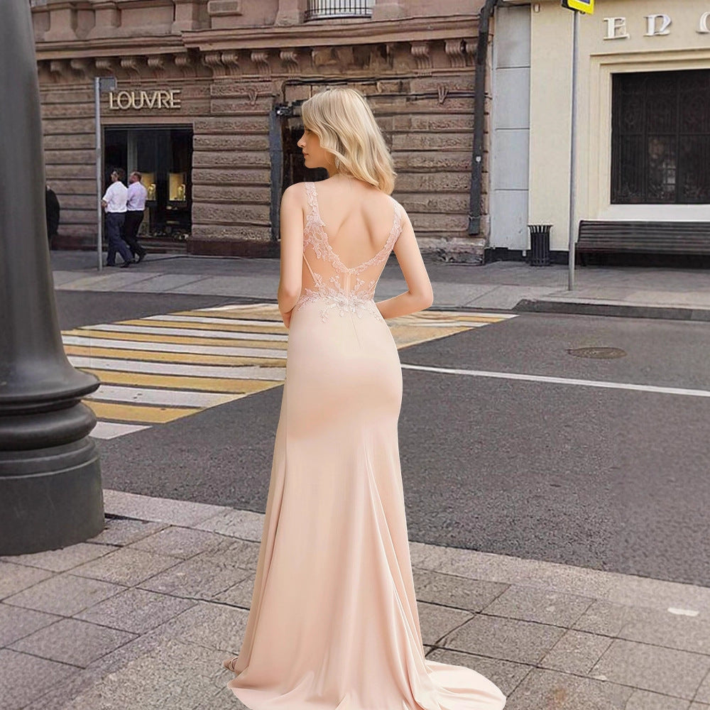 Kvinnors eleganta kvällsklänning med sofistikerade spetsdetaljer och kroppsnära silhuett-Eva Jonsson
