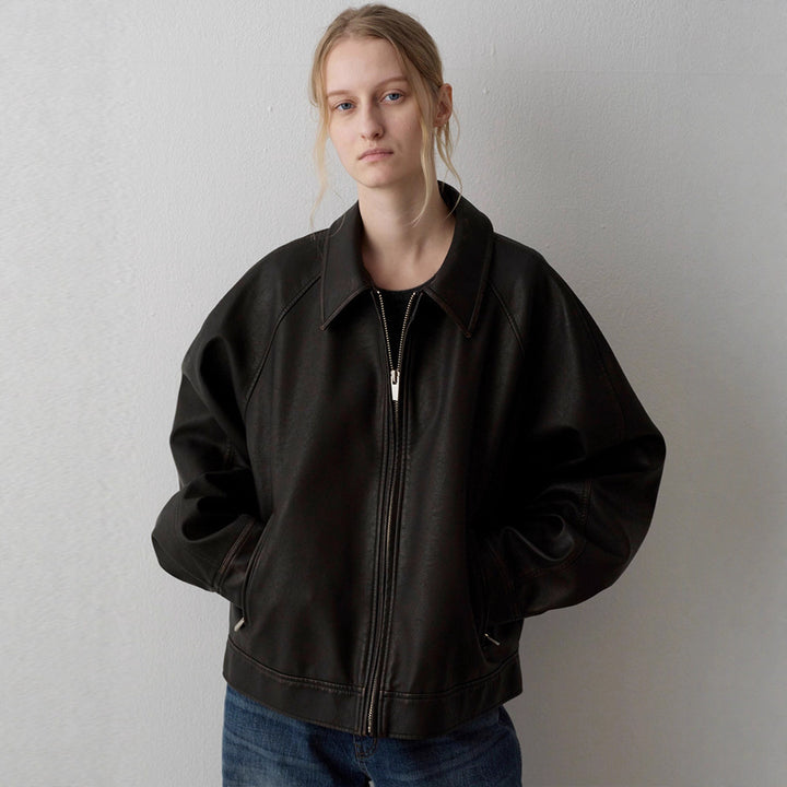 Kvinnors eleganta läderjacka i minimalistisk design Mirla-Eva Jonsson
