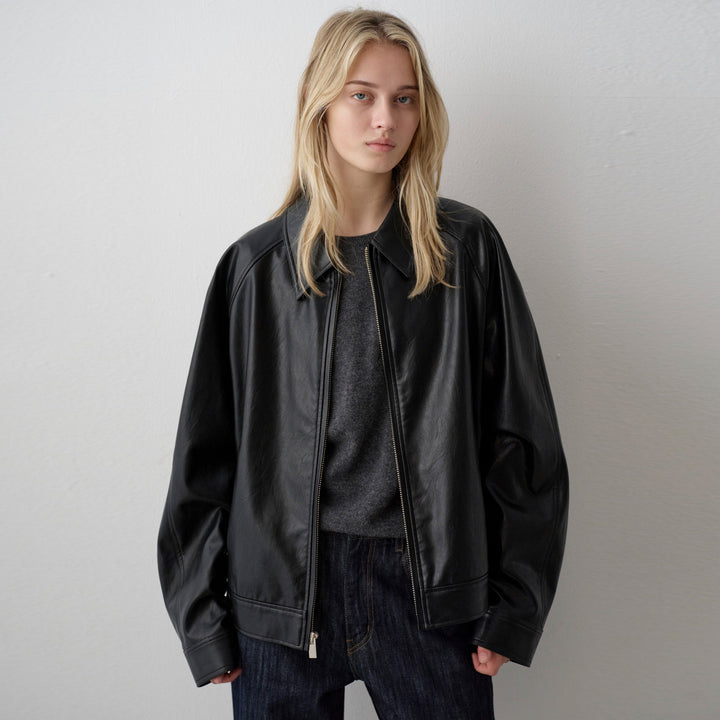 Kvinnors eleganta läderjacka i minimalistisk design Mirla-Eva Jonsson