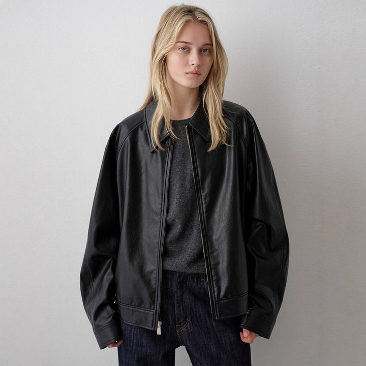 Kvinnors eleganta läderjacka i minimalistisk design Mirla-Eva Jonsson