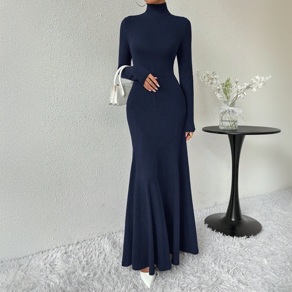 Kvinnors eleganta långärmad maxiklänning med hög krage och utsvängd nederkant Mirla-Eva Jonsson