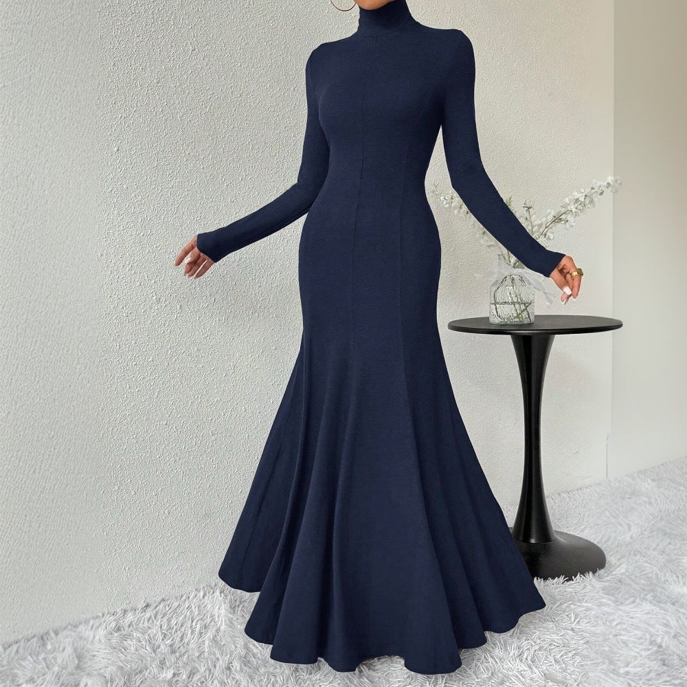 Kvinnors eleganta långärmad maxiklänning med hög krage och utsvängd nederkant Mirla-Eva Jonsson