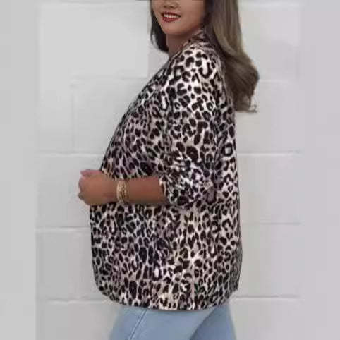 Kvinnors eleganta leopardmönstrad blazer med skräddarsydd passform och modeinspirerade detaljer Mirla-Eva Jonsson