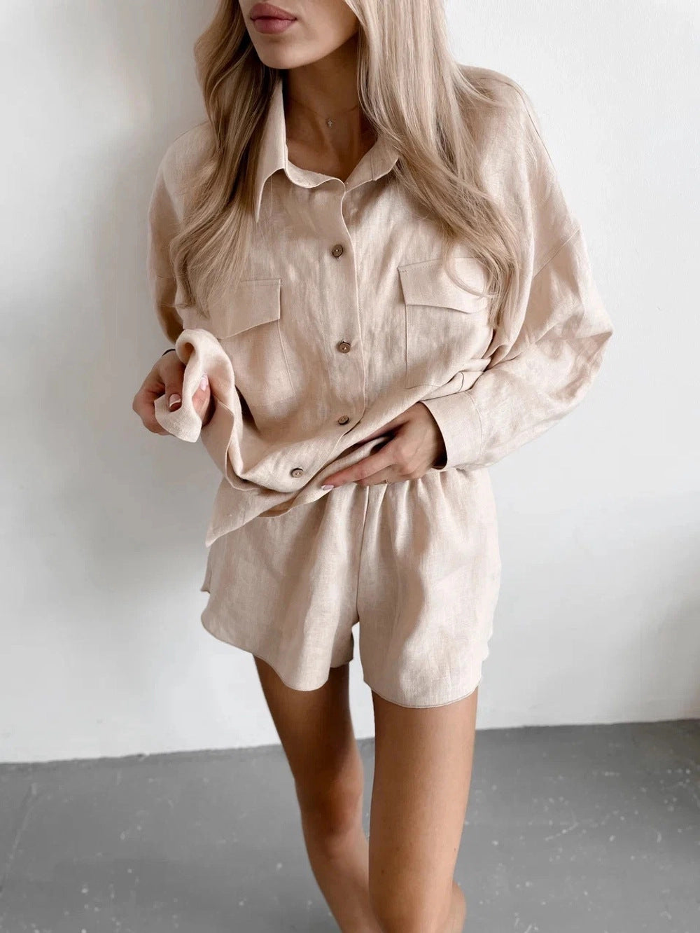 Kvinnors eleganta loungedress set i lätt linne med feminin silhuett Mirla-Eva Jonsson
