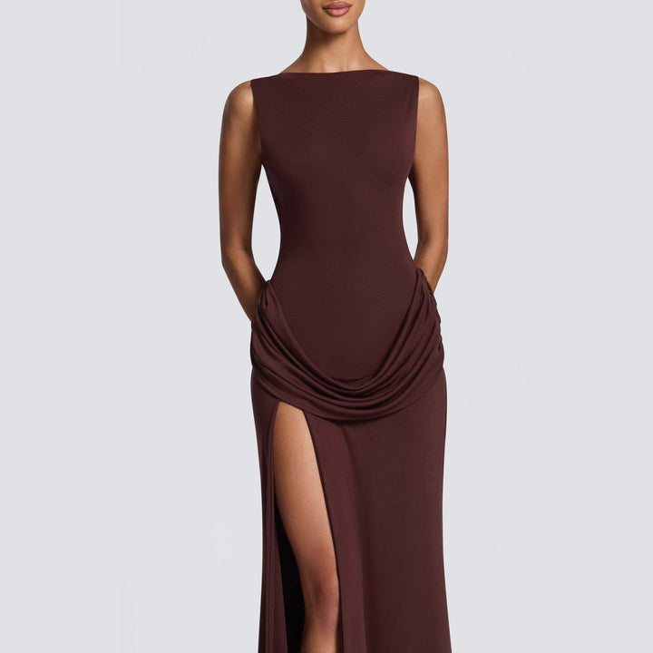 Kvinnors eleganta maxi klänning med fin drapering och hög slitsdesign-Eva Jonsson