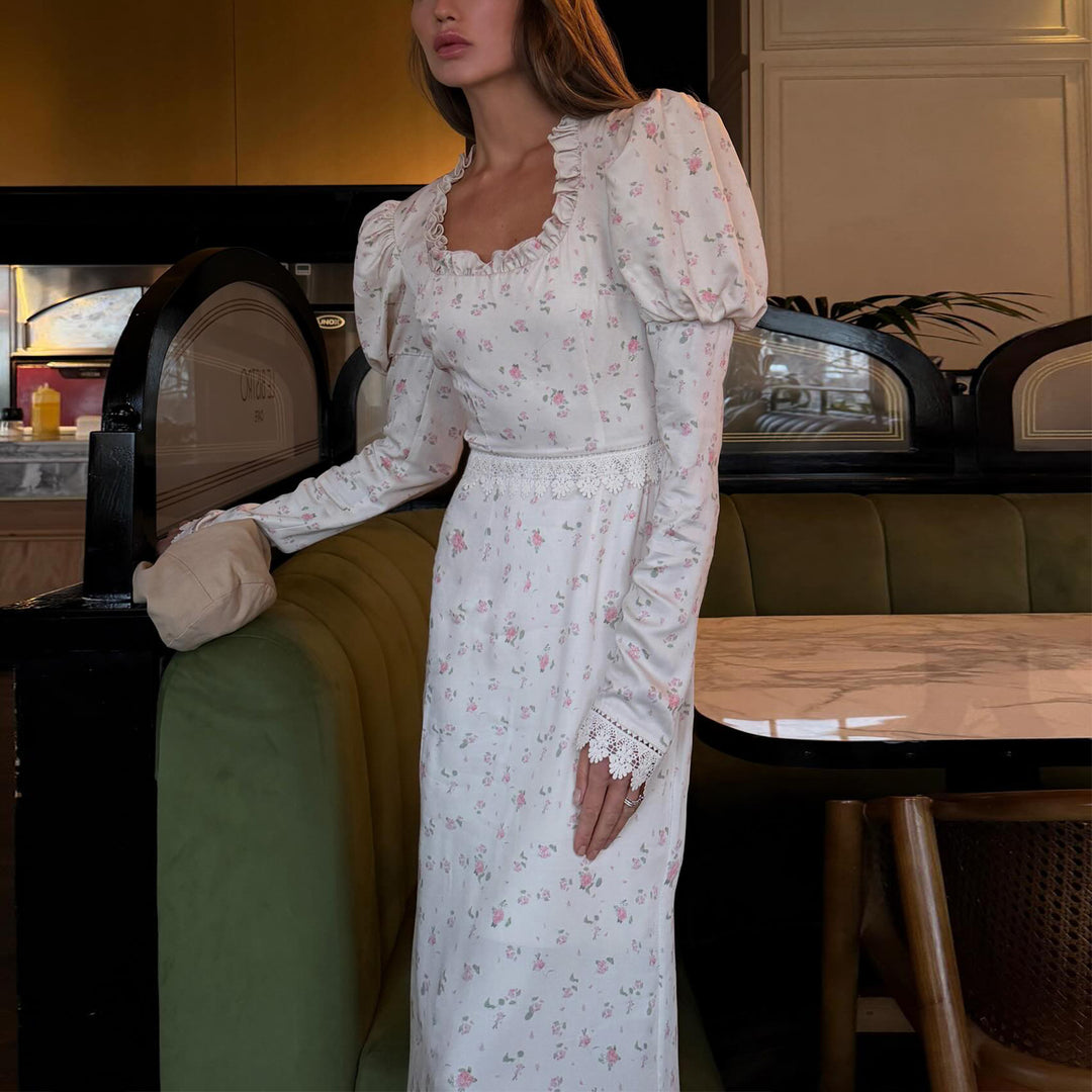 Kvinnors eleganta maxikjol med delikata volangärmar och blommönster Mirla-Eva Jonsson