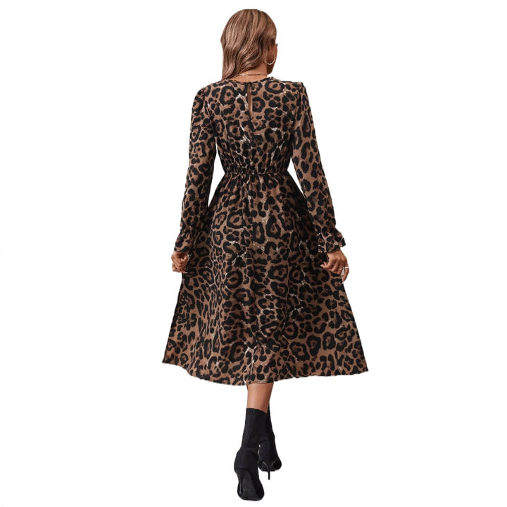 Kvinnors eleganta maxikjol med modern leopardtryck och nostalgiska puffärmar Mirla-Eva Jonsson