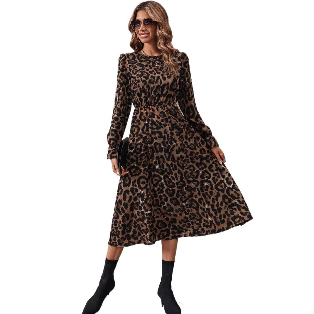 Kvinnors eleganta maxikjol med modern leopardtryck och nostalgiska puffärmar Mirla-Eva Jonsson