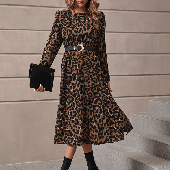 Kvinnors eleganta maxikjol med modern leopardtryck och nostalgiska puffärmar Mirla-Eva Jonsson