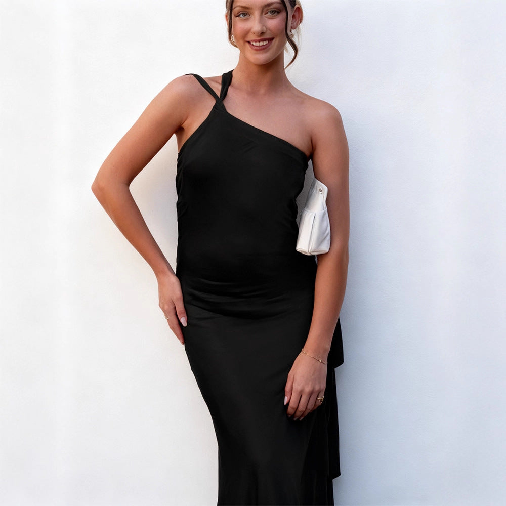 Kvinnors eleganta maxiklänning med asymmetrisk halterdesign och glittrande satin-Eva Jonsson
