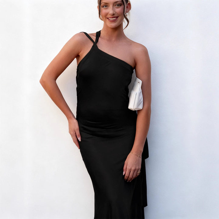 Kvinnors eleganta maxiklänning med asymmetrisk halterdesign och glittrande satin-Eva Jonsson