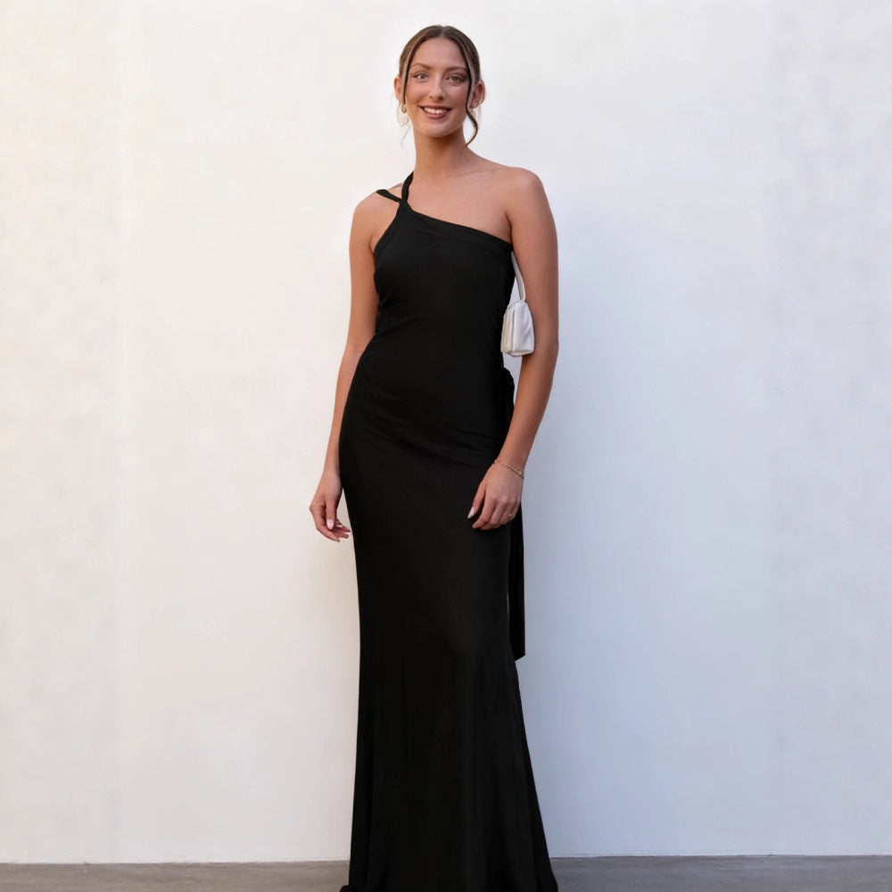 Kvinnors eleganta maxiklänning med asymmetrisk halterdesign och glittrande satin-Eva Jonsson