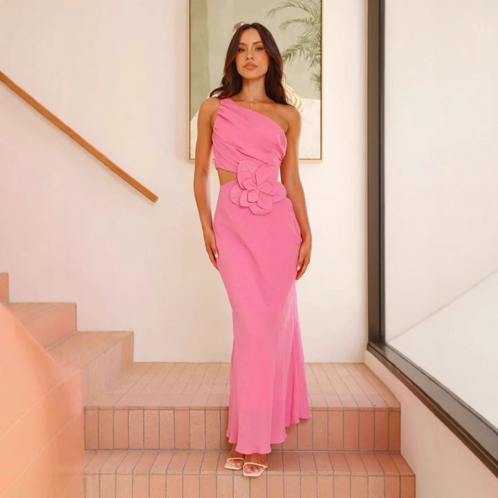 Kvinnors eleganta maxiklänning med asymmetrisk skärning och blommig detalj-Eva Jonsson