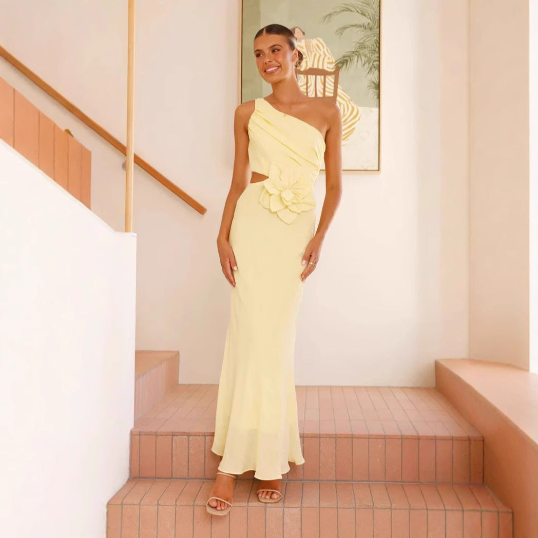 Kvinnors eleganta maxiklänning med asymmetrisk skärning och blommig detalj-Eva Jonsson