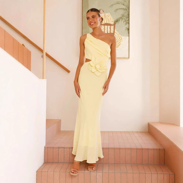 Kvinnors eleganta maxiklänning med asymmetrisk skärning och blommig detalj-Eva Jonsson
