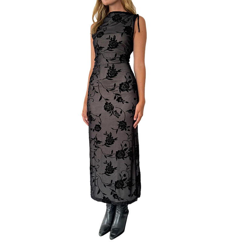 Kvinnors eleganta maxiklänning med blommigt lace-mönster och ärmlös design Mirla-Eva Jonsson