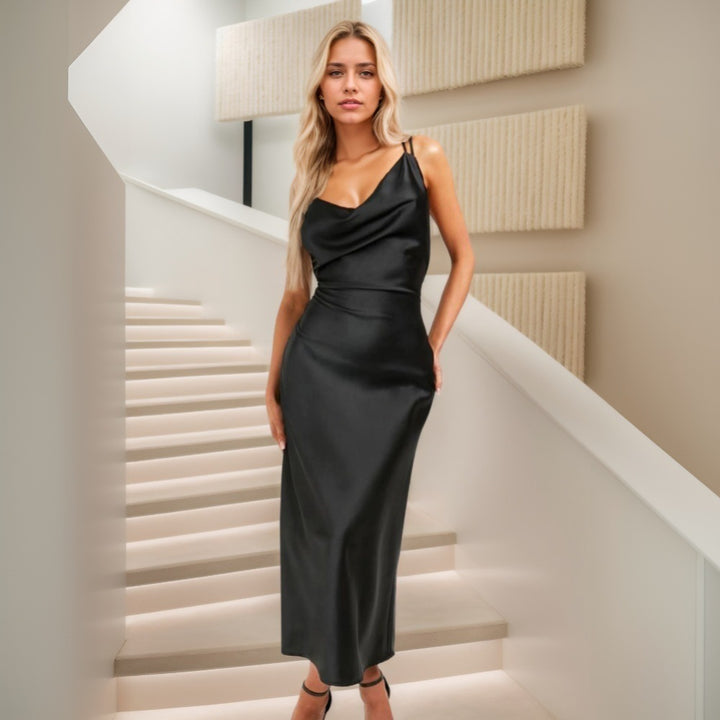 Kvinnors eleganta maxiklänning med draperad båtringning och smal silhuett Mirla-Eva Jonsson