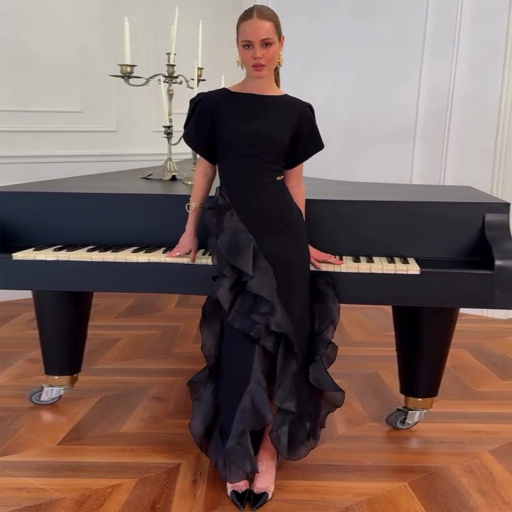 Kvinnors eleganta maxiklänning med flödande volanger och glittrande övermaterial Mirla-Eva Jonsson