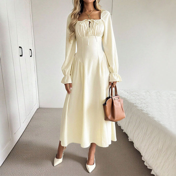 Kvinnors eleganta maxiklänning med sofistikerad dragsko och puffärmar Mirla-Eva Jonsson