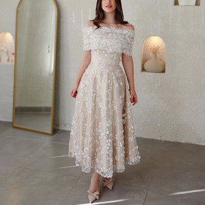 Kvinnors eleganta midi-klänning med broderat spetsöverdel och utsvängd kjol-Eva Jonsson