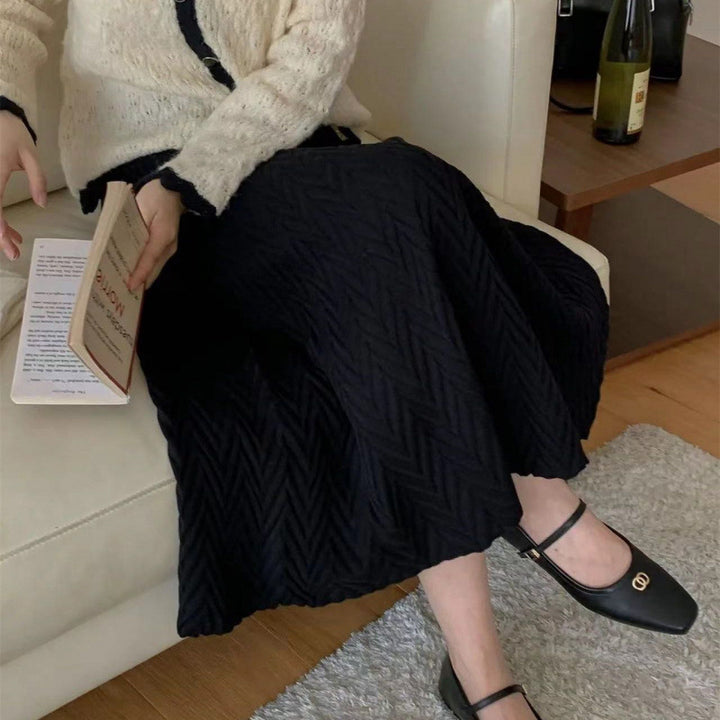 Kvinnors eleganta midikjol med texturerat chevronmönster Mirla-Eva Jonsson