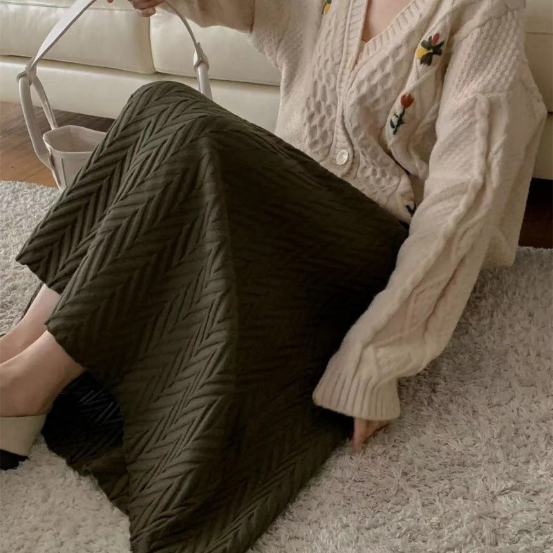 Kvinnors eleganta midikjol med texturerat chevronmönster Mirla-Eva Jonsson