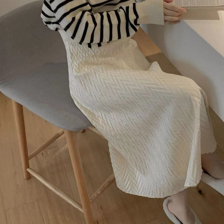 Kvinnors eleganta midikjol med texturerat chevronmönster Mirla-Eva Jonsson