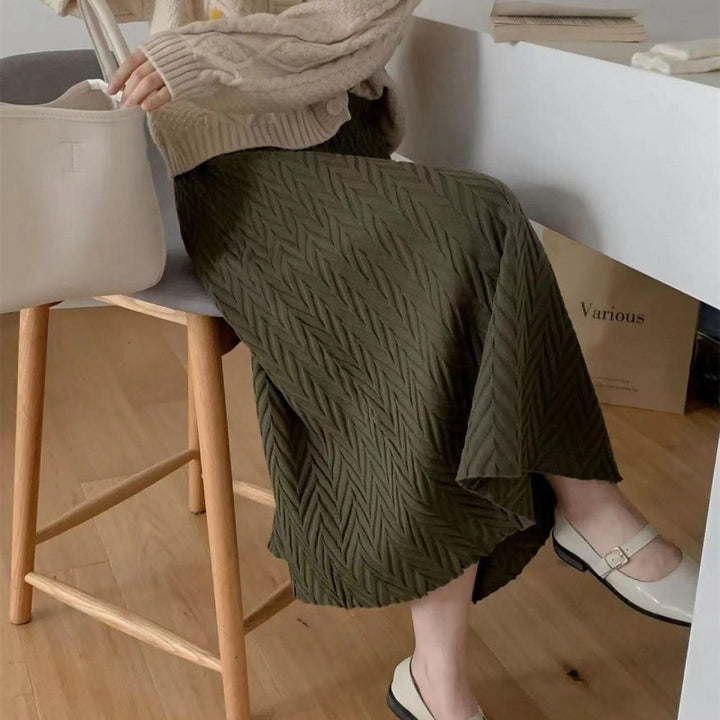 Kvinnors eleganta midikjol med texturerat chevronmönster Mirla-Eva Jonsson