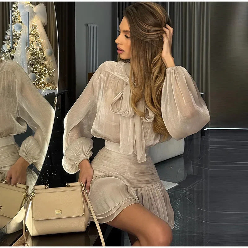 Kvinnors eleganta miniklänning med rosettkrage Mirla-Eva Jonsson