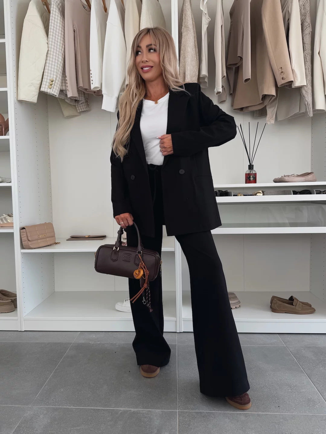 Kvinnors eleganta och avslappnade kostym med vida ben och kavaj Mirla-Eva Jonsson
