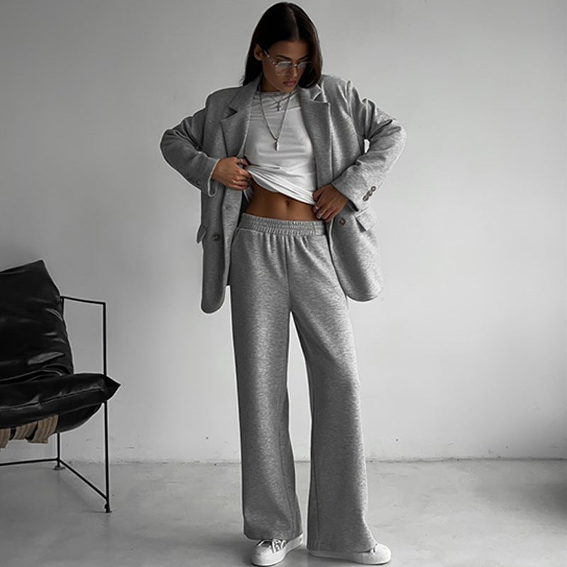 Kvinnors eleganta och avslappnade tvådelade set med oversized blazer och vida byxor Eva Jonsson-Eva Jonsson