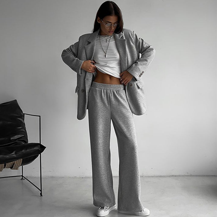 Kvinnors eleganta och avslappnade tvådelade set med oversized blazer och vida byxor Eva Jonsson-Eva Jonsson