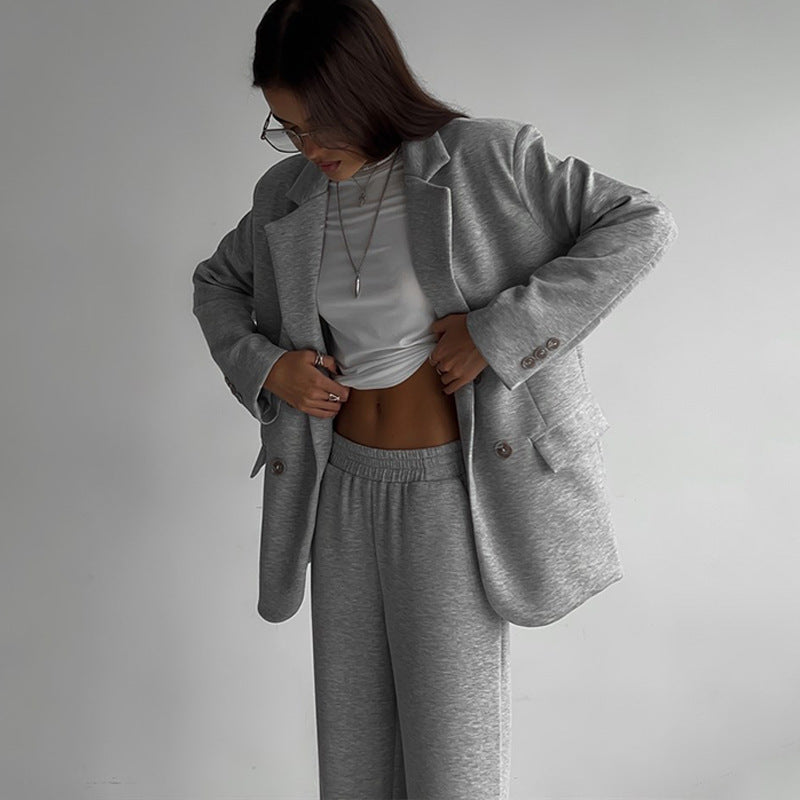 Kvinnors eleganta och avslappnade tvådelade set med oversized blazer och vida byxor Eva Jonsson-Eva Jonsson